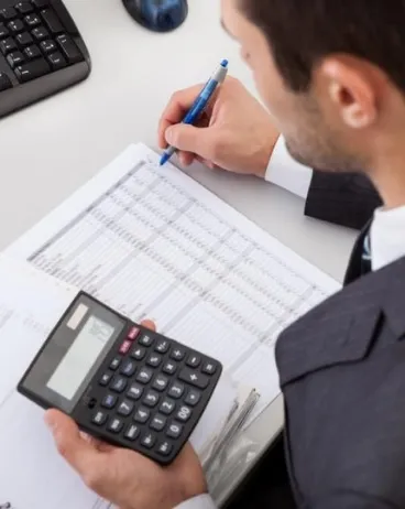 Calculadora sobre planilha impressa